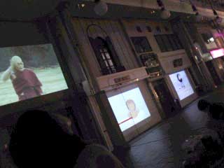 水辺の映像祭でアーケードの壁や天井に映し出される映像たち