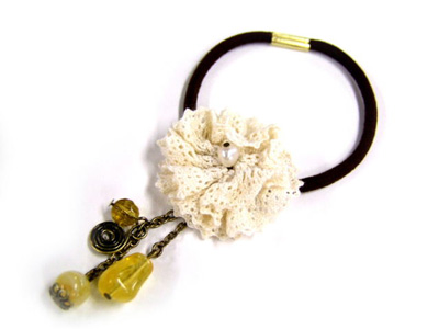 レースでできたお花モチーフに黄色いストーンがチェーンで揺れるヘアゴムコンチョ