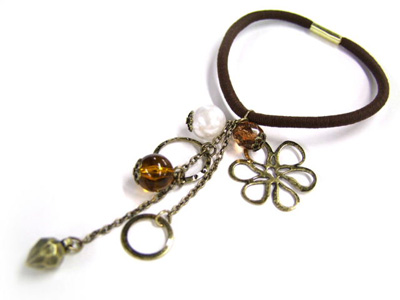 アンティークフラワープレートとブラウンカラーのストーンがチェーンで揺れるヘアゴムコンチョ