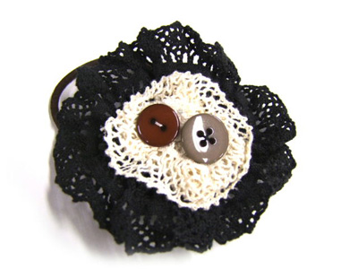 ダブルレースのフラワーモチーフにボタンがかわいいヘアゴムコンチョ