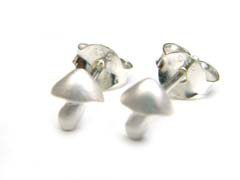 マットな素材がかわいいきのこモチーフのシルバーピアス