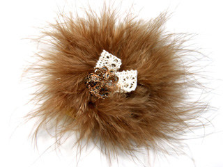 ふわふわファーにレースやチェーンのガーリーなデザインのコサージュ