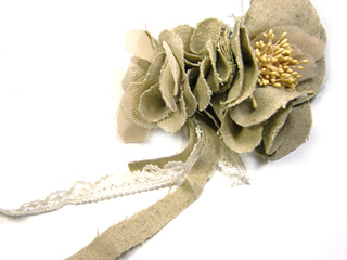 リネン生地やチュール生地にトーションレースが揺れてかわいいコサージュ