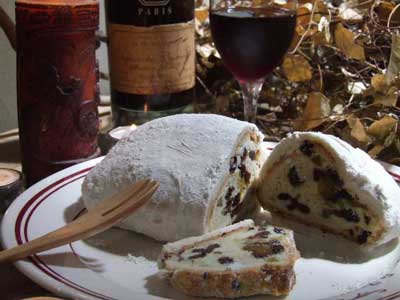 クリスマスの演出にドイツの伝統的な焼き菓子シュトーレン