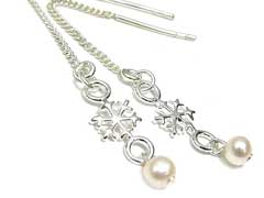 雪の結晶とパールがチェーンで揺れてかわいいシルバーピアス