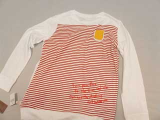 バックプリントのボーダーデザインがかわいい優しい肌触りのコットン100％長袖Tシャツ