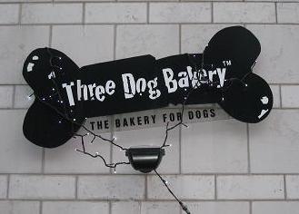 three dog bakery 看板'.JPG