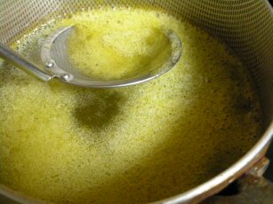 汁に火を通す(灰汁を取る)