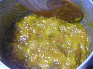 梅の実を煮詰める