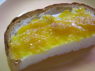 パンに梅ジャムを塗る