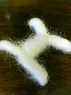 針金に羊毛を巻きつける