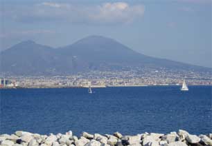 ナポリから見たヴェスヴィオ山