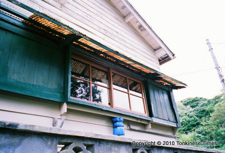 猫神社に行く途中でみつけた可愛らしい民家の窓