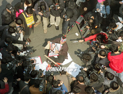 韓国の日本大使館前で抗議活動。