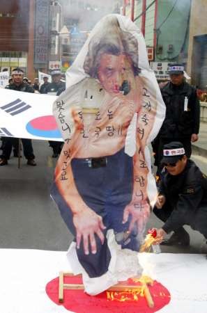 小泉総理の人形を燃やす朝鮮人。