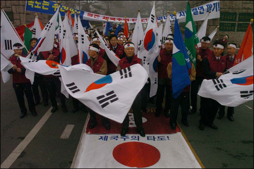 日本国旗を踏みつける朝鮮人。