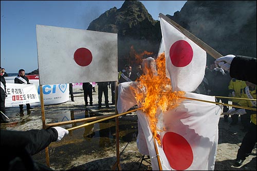 竹島で日本国旗を燃やす。