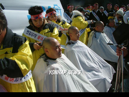 竹島で日本に対して抗議の為に坊主になる朝鮮人。