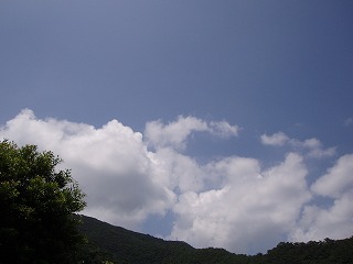 裏山と雲