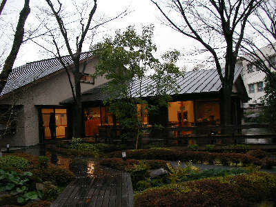 庭園の中の従業員食堂