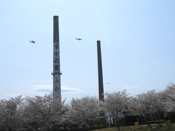 パティオ桜と煙突と飛行機.JPG