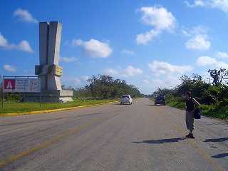 s-cancun(2)遺跡への道.jpg