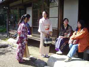 旧和辻邸の縁側で・・・