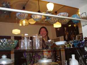 「ミルクホール」骨董店