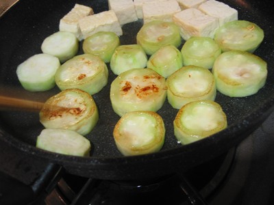へちまと豆腐をいためる