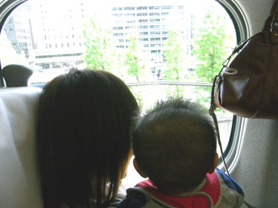 初新幹線からの車窓の眺めを楽しむ駿さま