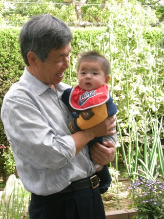 グランダとトモニ庭を散策する駿さま