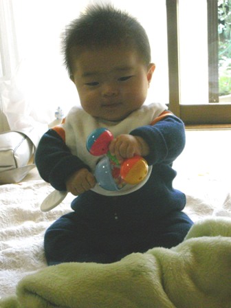 プラスチックのラトルを打ち鳴らす駿さま