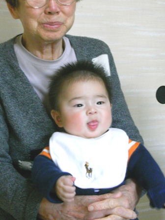 グレートグランマの膝を満喫する駿さま