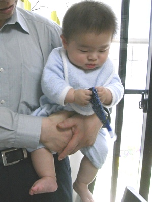 ミニ鯉のぼりをさばく駿さま