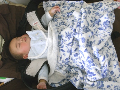 大人が食事を楽しむ間主役なのに寝かされている駿さま