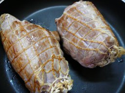 こんがり・・脂を落として焼き目をつけます。