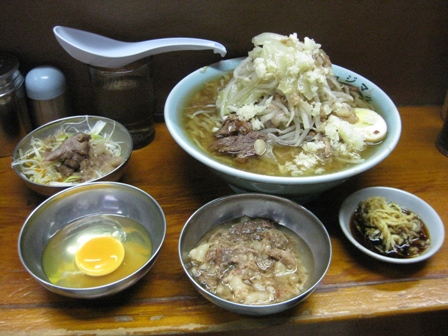 20110811_ラーメン富士丸板橋南町店_小少なめ生玉子ネギニンニクあぶら増ししょうがだれ