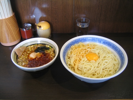 20110219_べんてん_辛つけあつもり麺の上に卵黄