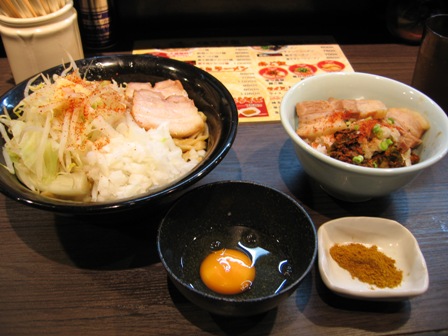 20110729_四麺燈あぶらそば生卵と気まぐれパウダー辛々高菜豚ご飯