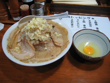 20110806_らーめんkaeru塩ラーメン生たまご脂にんにく