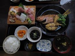 沖縄旅行(お昼を食べた魚のおいしいお店の定食).JPG