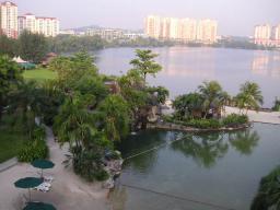 ホテルのビーチ?と湖