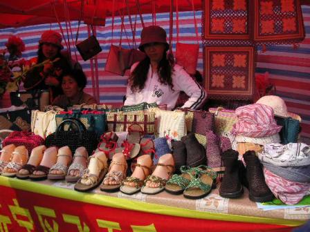 手作りサンダル、帽子など