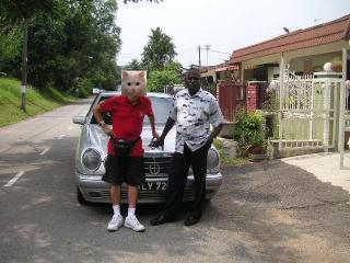 案内してくれたおじさんと…　なにげなくモンタ(=^・^=)