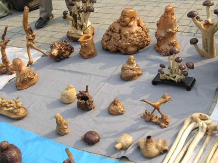 木で作った置物など