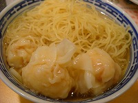有名なワンタン麺のお店なんだって。