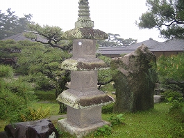 高そうな灯籠？＠栗林公園