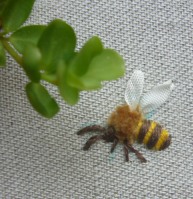 蜂の刺繍