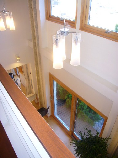 吹き抜けから１階をのぞむ