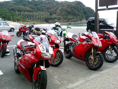 ドカティが1台、ドカティが2台・・・・